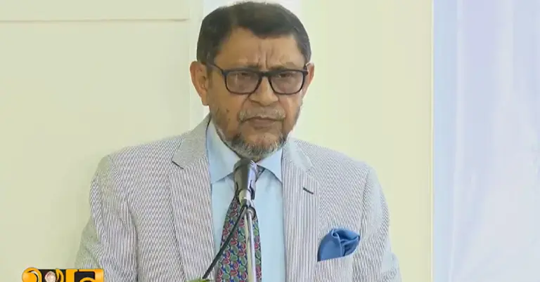 কথা বলছেন স্বাস্থ্যমন্ত্রী